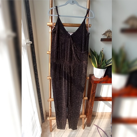 Forever 21 Pants - ❤️❤️❤️ Forever 21 Black and Gold Metallic Jumpsuit